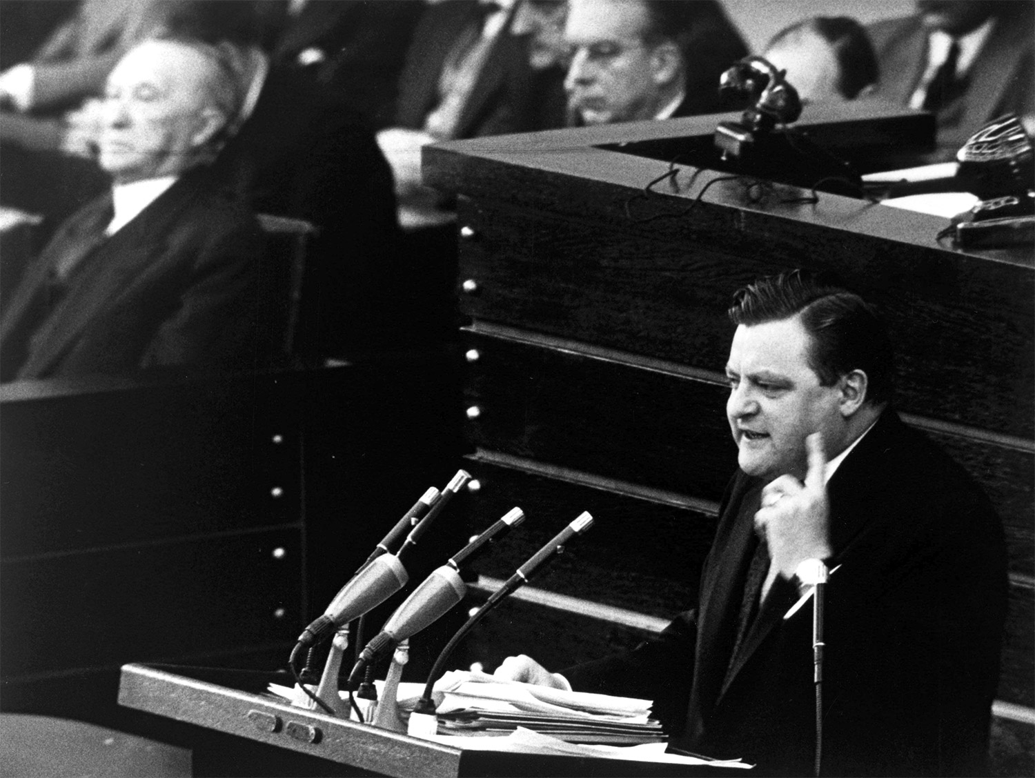 Franz Josef Strauß in einer Bundestagsdebatte 1958