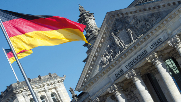 Deutschlandfahne vor dem Reichstagsgebäude des Deutschen Bundestages