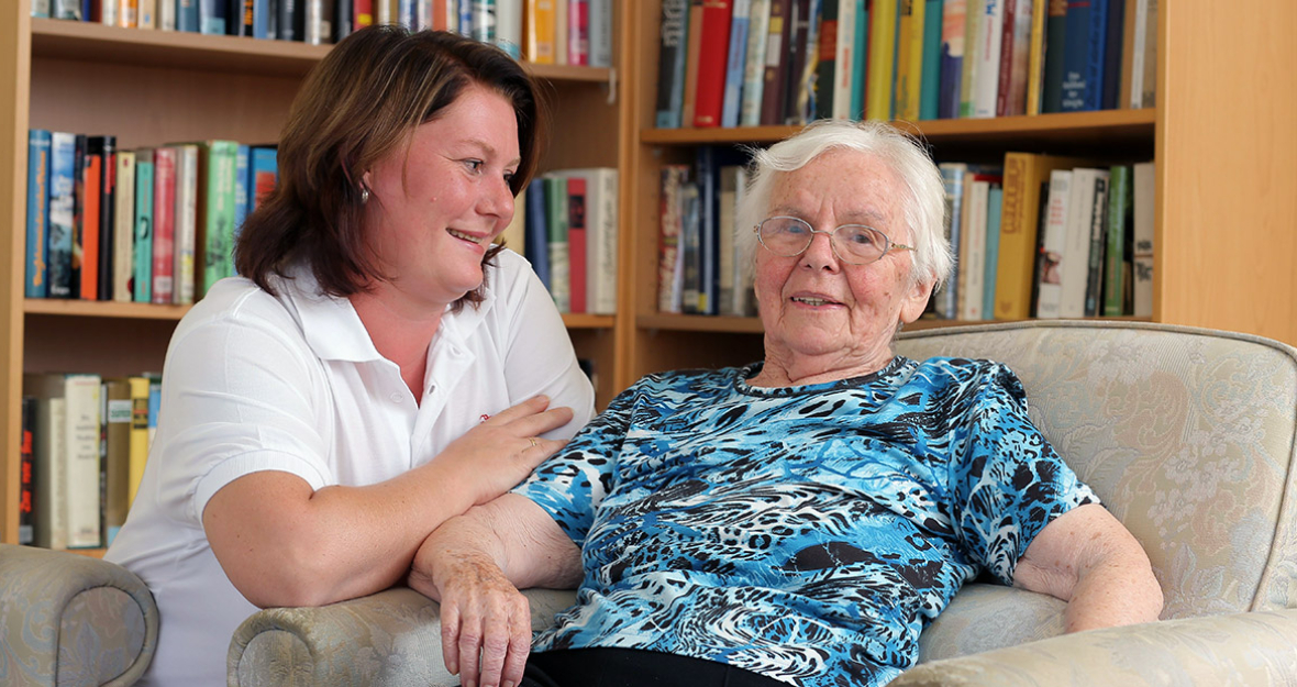 Pflegerin betreut Seniorin zu Hause