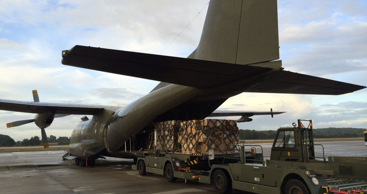 Beladung eines Transportflugzeuges der Bundeswehr