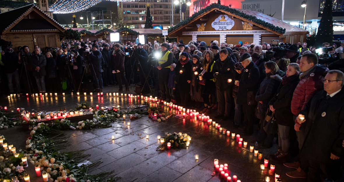 Zahlreiche Menschen stehen am 19.12.17 an der Gedenkstätte für die Opfer des islamistischen Terroranschlags