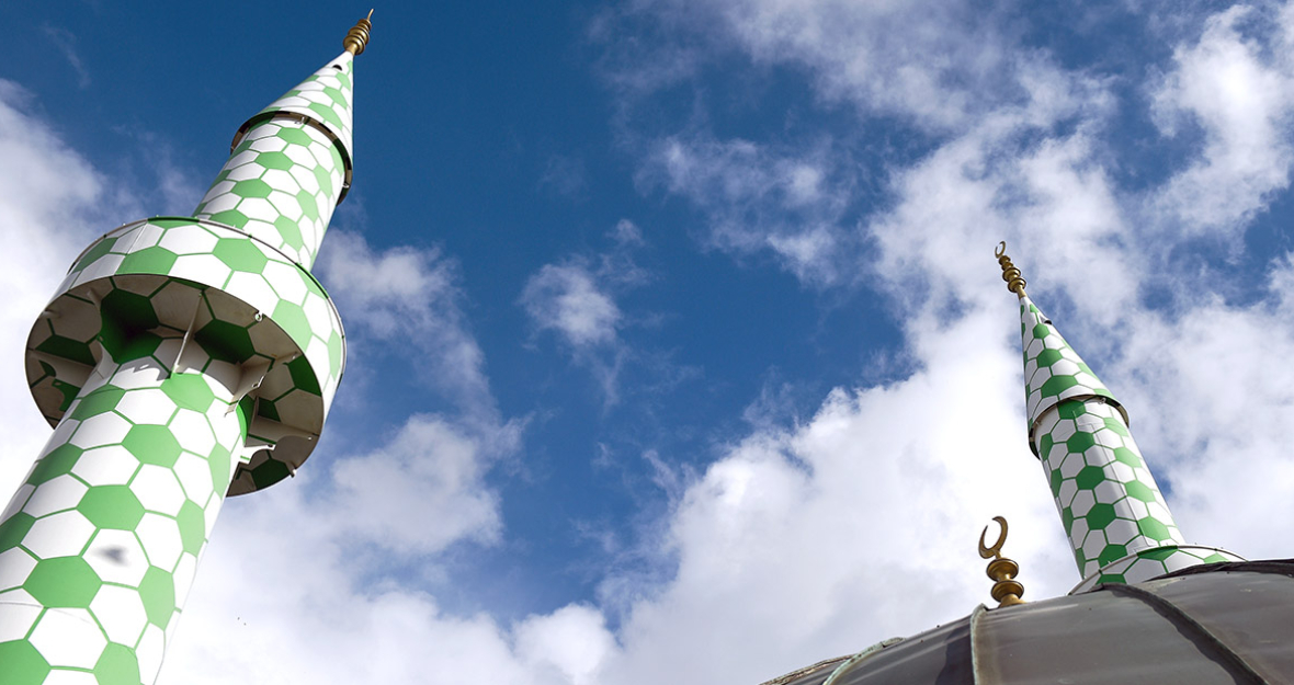 Wolken ziehen hinter den Türmen einer Moschee vorbei