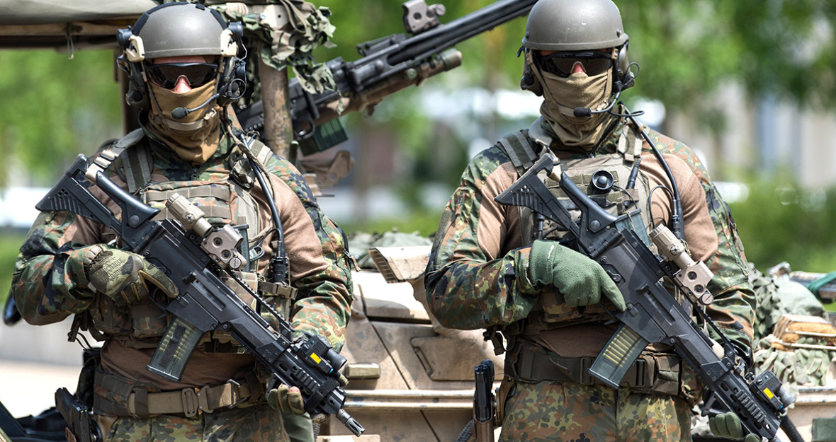 Spezialkräfte der Bundeswehr präsentieren sich beim Tag der Bundeswehr auf dem Gelände des Militärhistorischen Museum