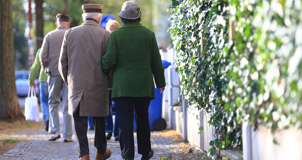 Rentner beim Spaziergang