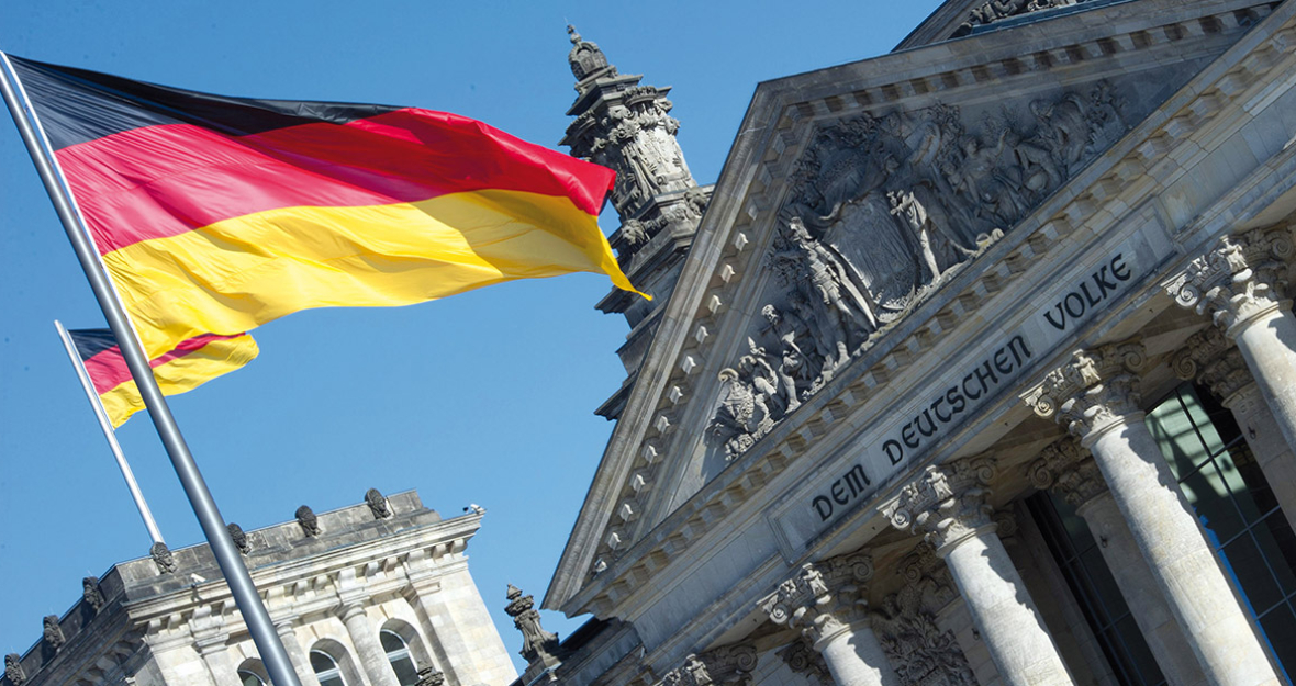 Deutschlandfahne vor dem Reichstagsgebäude des Deutschen Bundestages