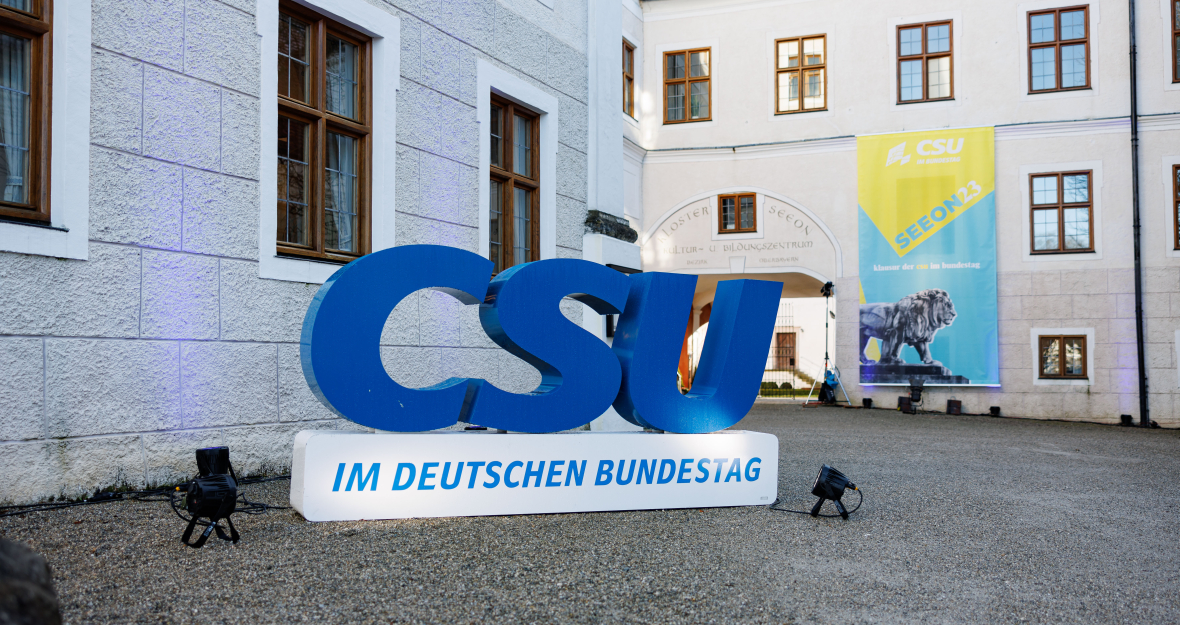 CSU-Buchstaben vor dem Kloster Seeon