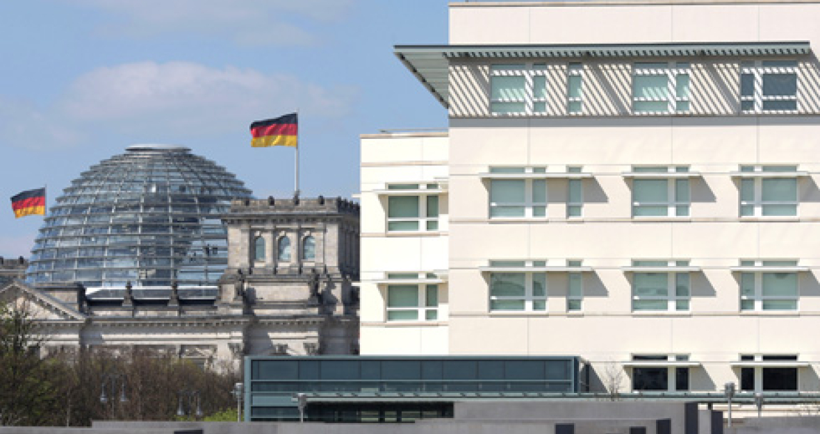 Auswärtiges: Blick auf die US-amerikanische Botschaft und den Reichstag (l) in Berlin