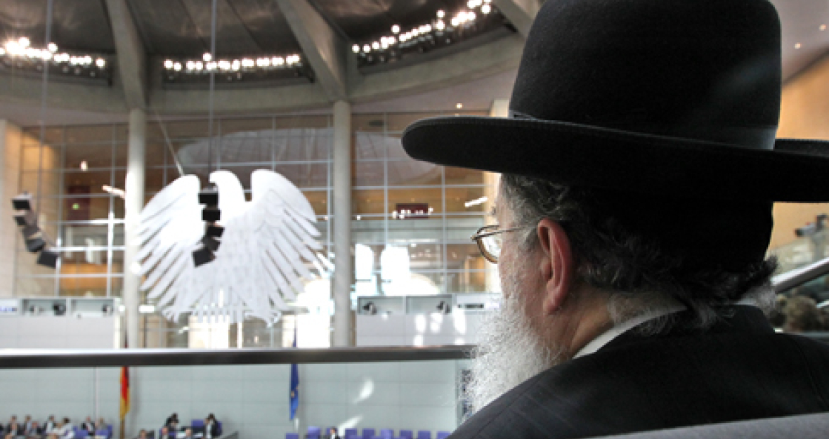 Religion: Ein Rabbiner verfolgt Debatte im Deutschen Bundestag