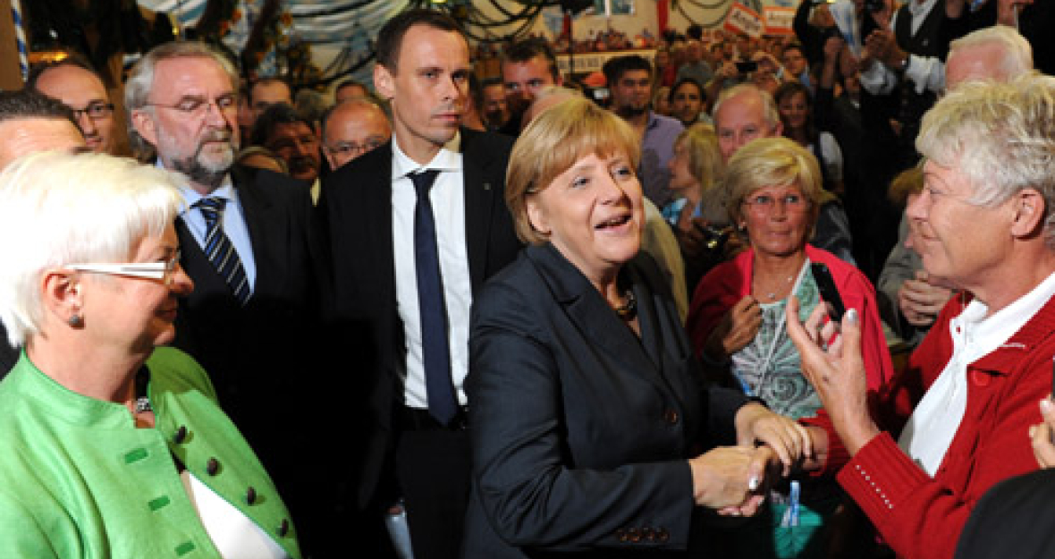 Im Bundestag und in den Festzelten steht die Politik der christlich-liberalen Koalition im Mittelpunkt. Kanzlerin und CSU-Landesgruppenvorsitzende im Festzelt in Dachau.