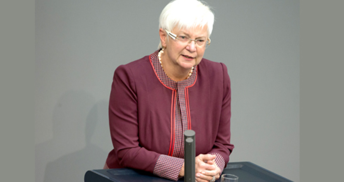 Gerda Hasselfeldt am Rednerpult im Plenum des Deutschen Bundestages
