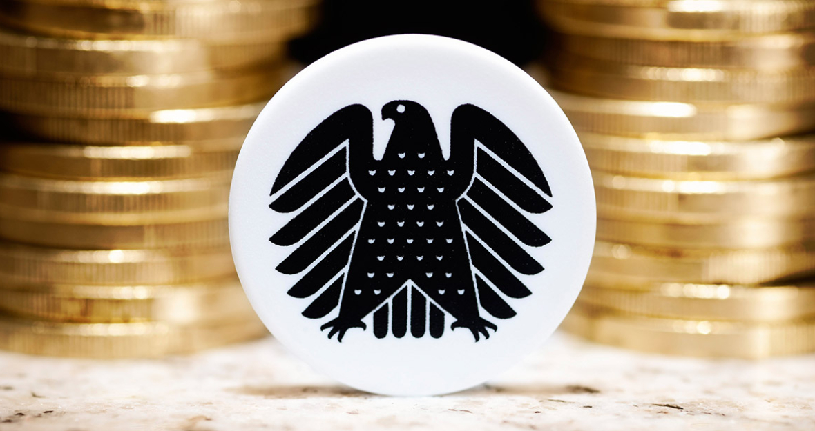 Bundesadler auf Münzstapel