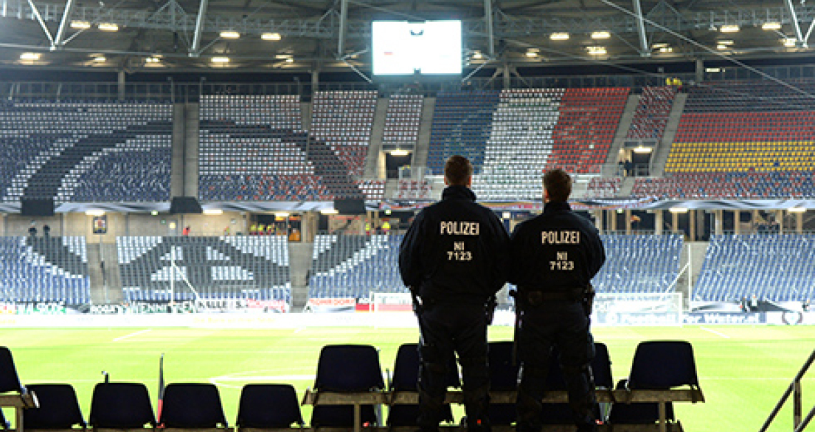 Zwei Polizisten stehen auf der Tribüne der HDI-Arena in Hannover