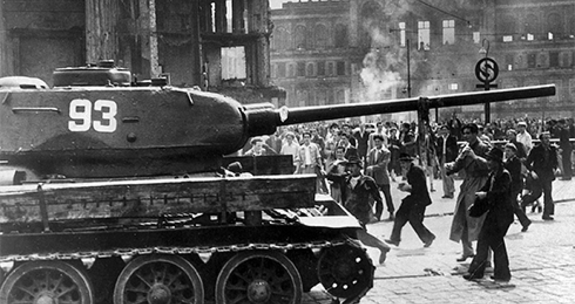 Eine Welle von Protesten breitete sich am 17. Juni 1953 von Ost-Berlin über die ganze DDR aus. Nur mit Hilfe ihrer sowjetischen Verbündeten konnte die DDR-Staatsmacht das Aufbegehren der Menschen ersticken.