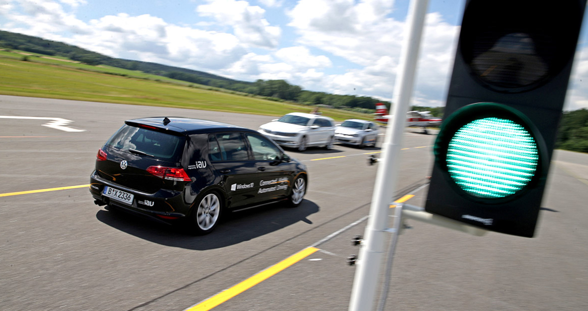 Ein automatisierter VW Golf fährt über eine Teststrecke