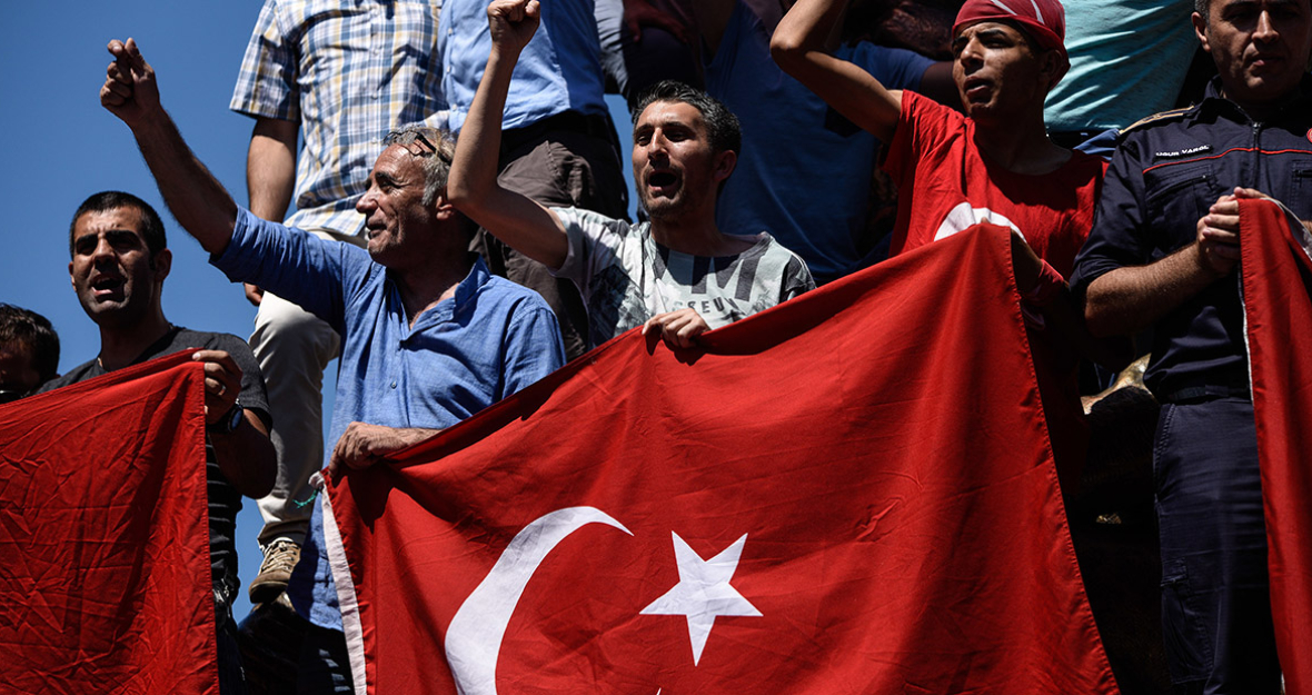 Türken protestieren gegen Putschversuch der türkischen Armee