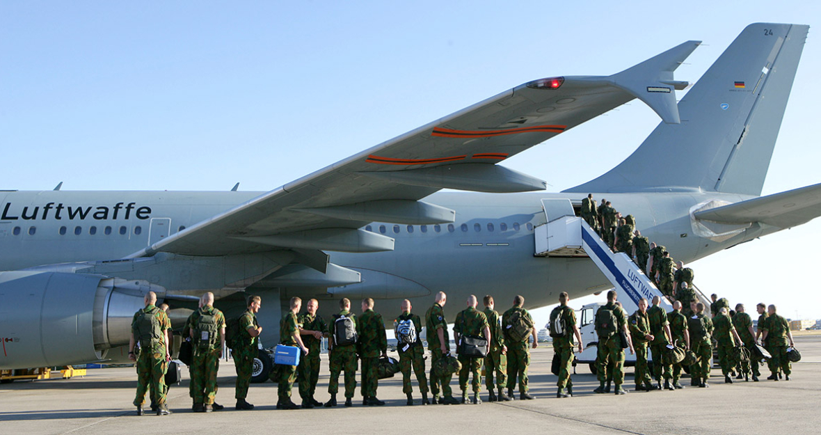 Soldaten steigen in einen Airbus der Luftwaffe