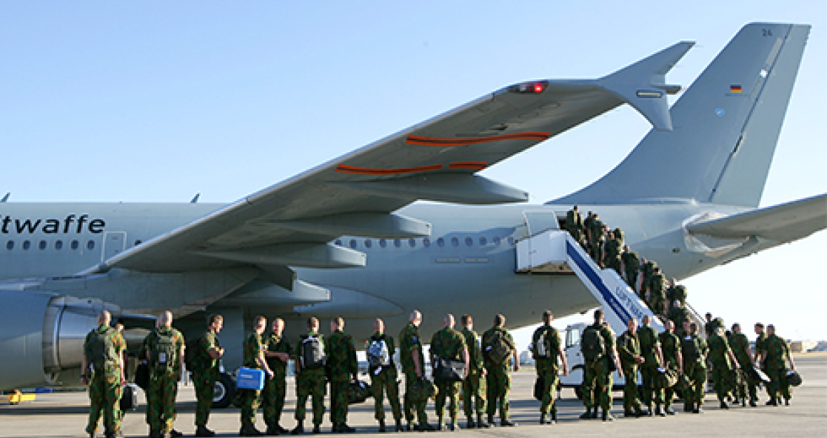 Bundeswehrsoldaten steigen in einen Airbus der Lufthansa_490x275