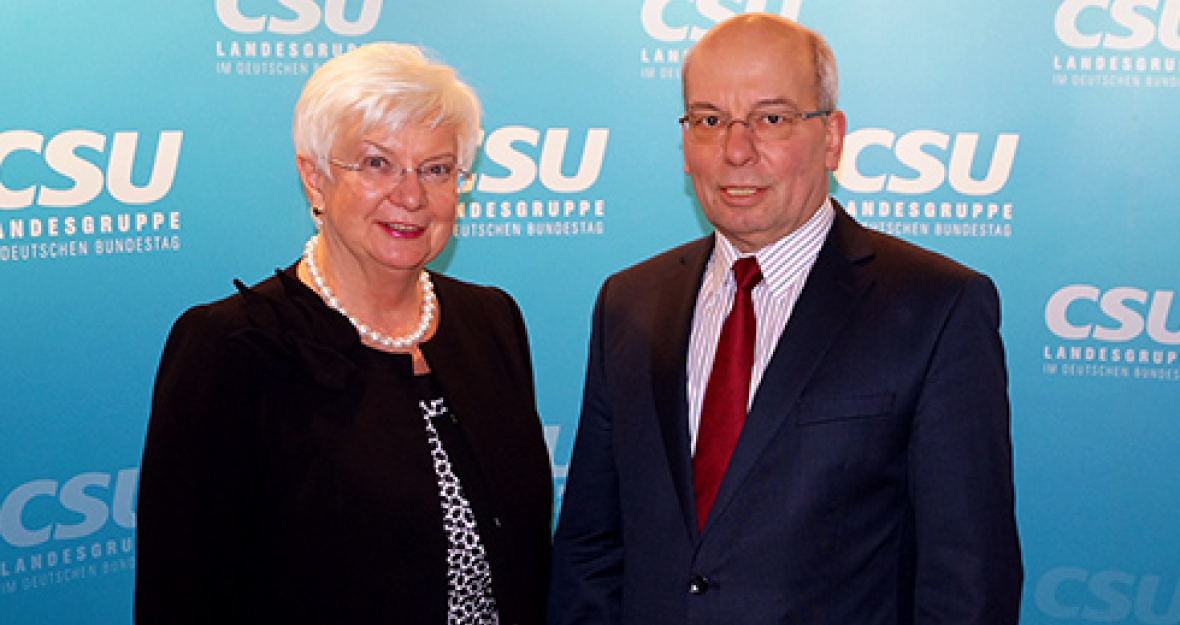 Die CSU-Landesgruppenvorsitzende Gerda Hasselfeldt im Austausch mit dem Bundesvorsitzenden der Deutschen Polizeigewerkschaft, Rainer Wendt