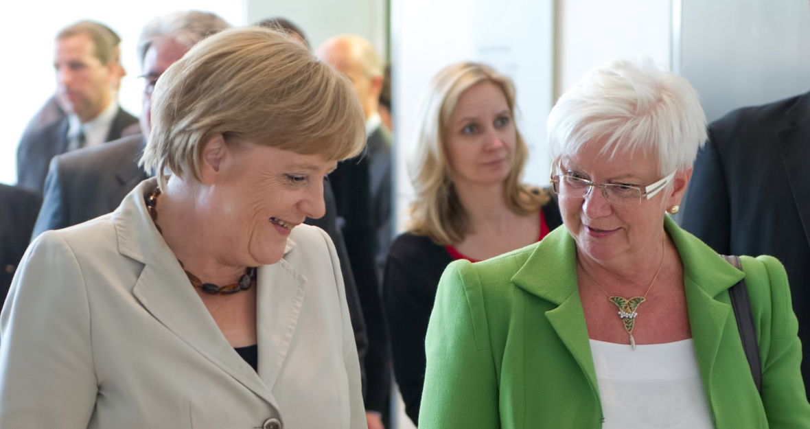 Bundeskanzlerin Angela Merkel und die CSU-Landesgruppenvorsitzende Gerda Hasselfeldt im Gespräch_490x275