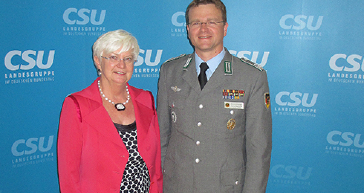 Gerda Hasselfeldt im Gespräch mit dem Vorsitzenden des Bundeswehrverbandes André Wüstner_490x275