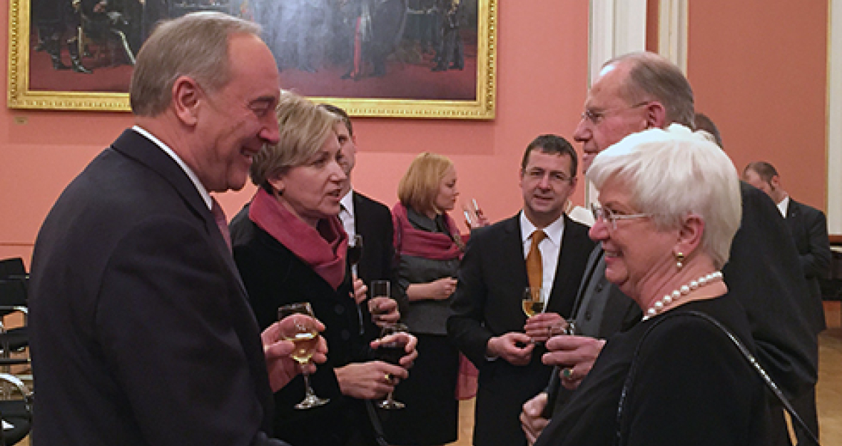 CSU-Landesgruppenvorsitzende Gerda Hasselfeldt im Austausch mit dem lettischen Staatspräsidenten Andris Bērziņš