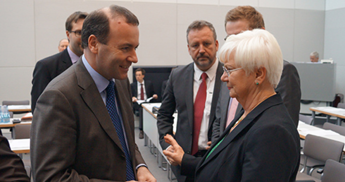 Die CSU-Landesgruppenvorsitzende Gerda Hasselfeldt im Gespräch mit dem Vorsitzenden der EVP-Fraktion im Europäischen Parlament, Manfred Weber.