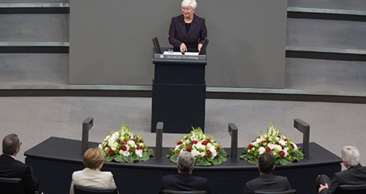 Gerda Hasselfeldt im Plenum des Deutschen Bundestages 490x275
