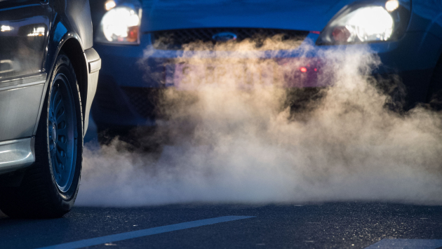 Abgase kommen aus einem Auspuff eines Autos