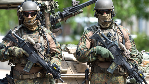 Spezialkräfte der Bundeswehr präsentieren sich beim Tag der Bundeswehr auf dem Gelände des Militärhistorischen Museum