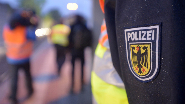 Bundespolizisten kontrollieren am Grenzübergang bei Rosenheim