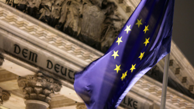 Europa-Fahne vor dem Reichstag_490x275