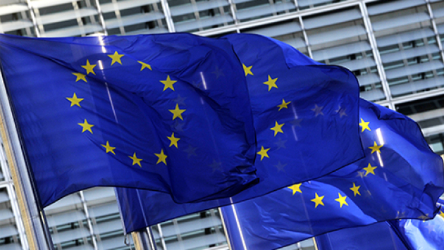 EU-Flaggen vor dem Sitz der Europäischen Kommission_490x275