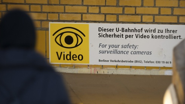 Innere Sicherheit: Hinweisschild Videoüberwachung im U-Bahnhof