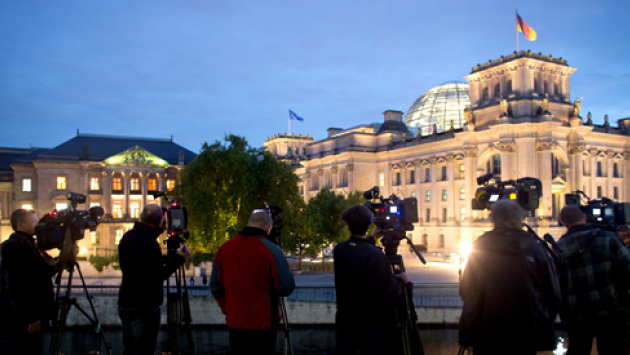 Kamerateams vor dem Reichstagsgebäude in Berlin