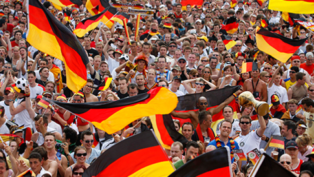 Jubelnde Fans der deutschen Nationalmannschaft_490x275