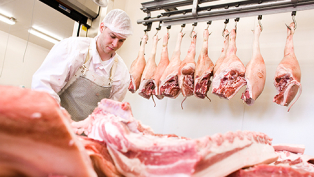 Fleischverarbeitung in einer Biofleisch- und Wurstmanufaktur 490x275