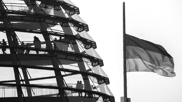 Flaggen auf Halbmast auf dem Deutschen Bundestag