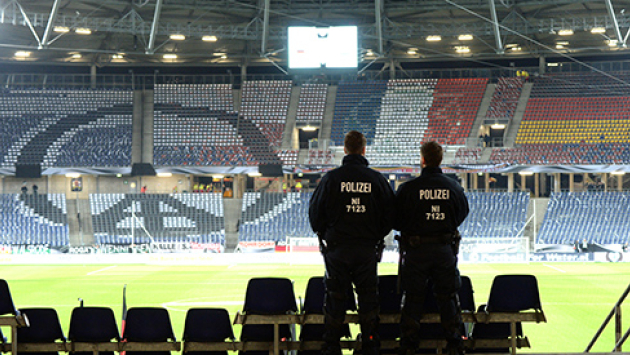 Zwei Polizisten stehen auf der Tribüne der HDI-Arena in Hannover