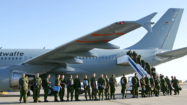 Bundeswehrsoldaten steigen in einen Airbus der Lufthansa_490x275