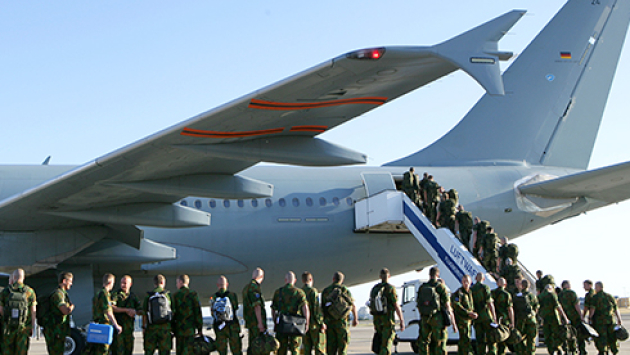 Bundeswehrsoldaten steigen in einen Airbus der Luftwaffe 490x275