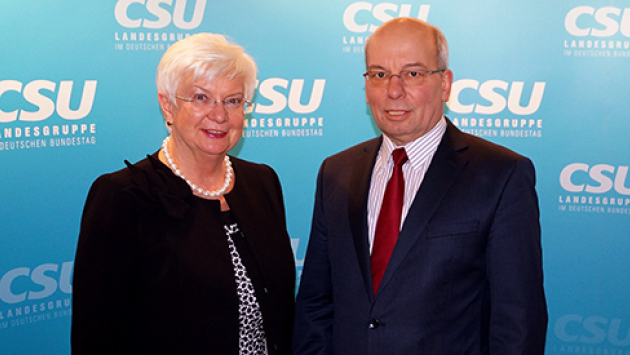 Die CSU-Landesgruppenvorsitzende Gerda Hasselfeldt im Austausch mit dem Bundesvorsitzenden der Deutschen Polizeigewerkschaft, Rainer Wendt