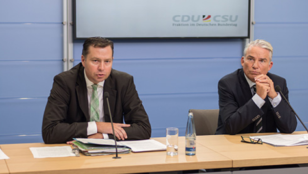 Der innenpolitische Sprecher der CDU/CSU-Bundestagsfraktion Stephan Mayer und der stellvertretende Vorsitzende der CDU/CSU-Bundestagsfraktion Thomas Strobl stellen ein Eckpunkte-Papier für einen besseren Schutz vor Dschihadisten vor._490x275