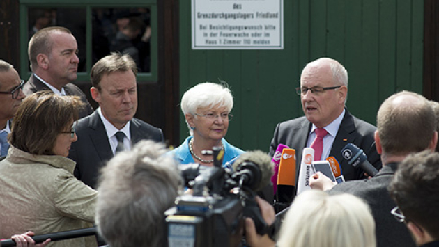 Klausurtagung der Koalition:Gerda Hasselfeldt, Volker Kauder und Thomas Oppermann besuchen das Grenzdurchgangslager Friedland.