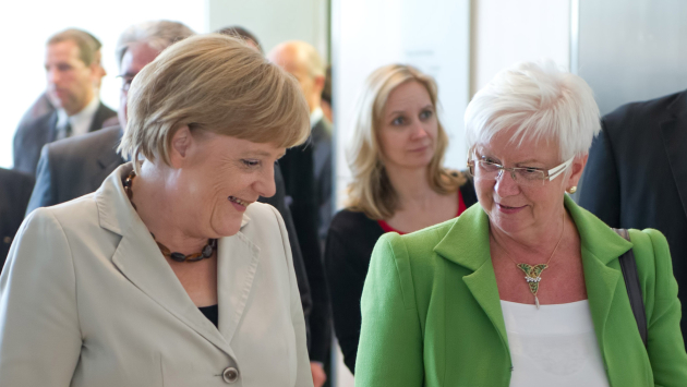 Bundeskanzlerin Angela Merkel und die CSU-Landesgruppenvorsitzende Gerda Hasselfeldt im Gespräch_490x275