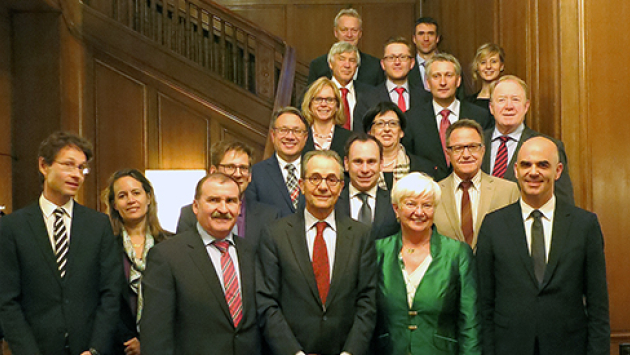 Zahlreiche Abgeordnete der CSU, darunter die Landesgruppenvorsitzende Gerda Hasselfeldt und der Parlamentarische Geschäftsführer Max Straubinger waren in dieser Woche auf Einladung von Botschafter Tim Guldimann in die Schweizer Botschaft gekommen.