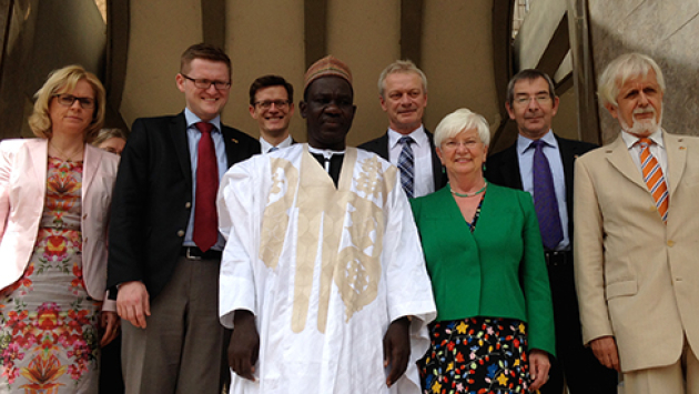 CSU-Landesgruppenvorsitzende Gerda Hasselfeldt mit dem Finanzminister von Kamerun, Alamine Ousmane Mey 490x275