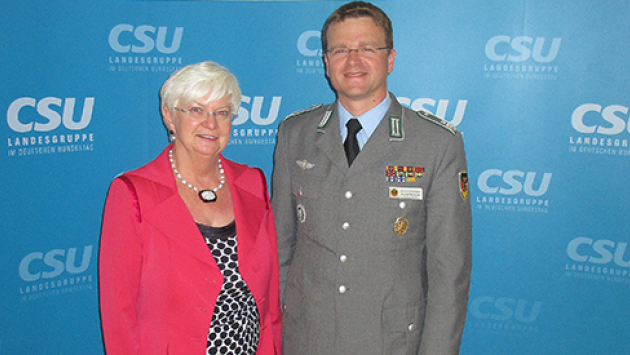 Gerda Hasselfeldt im Gespräch mit dem Vorsitzenden des Bundeswehrverbandes André Wüstner_490x275