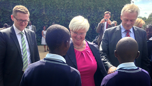 Gerda Hasselfeldt besucht Schule in Kenia 490x275