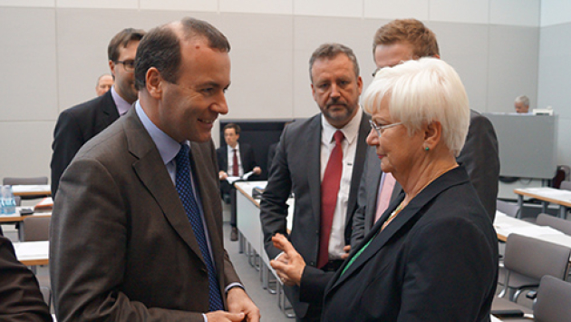 Die CSU-Landesgruppenvorsitzende Gerda Hasselfeldt im Gespräch mit dem Vorsitzenden der EVP-Fraktion im Europäischen Parlament, Manfred Weber.